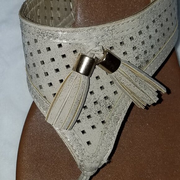 DB Goldish tan slip on wedge sandals w tassel 10 - Picture 3 of 4